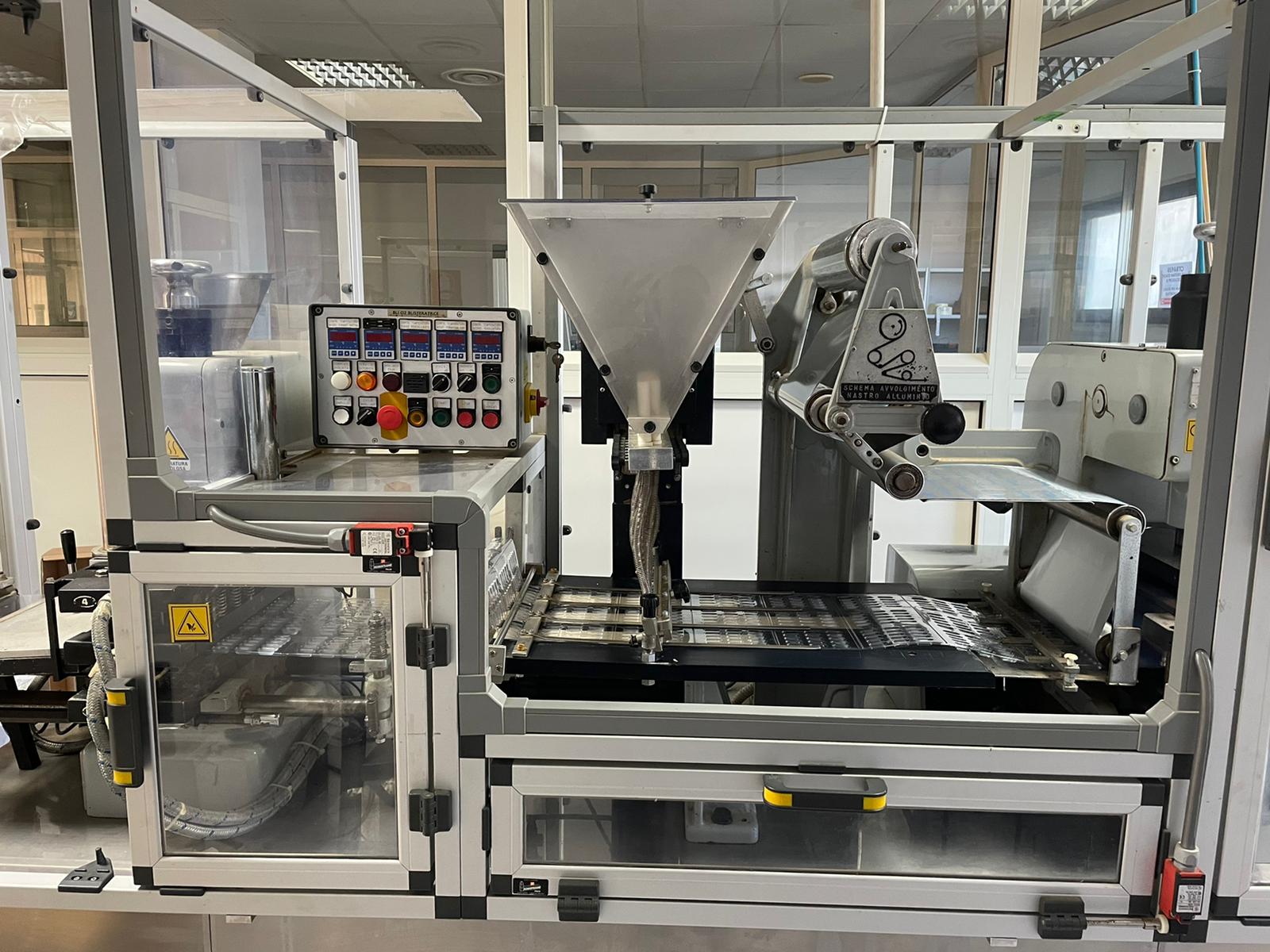 Opercolatrice automatica per produzione di capsule formato 0