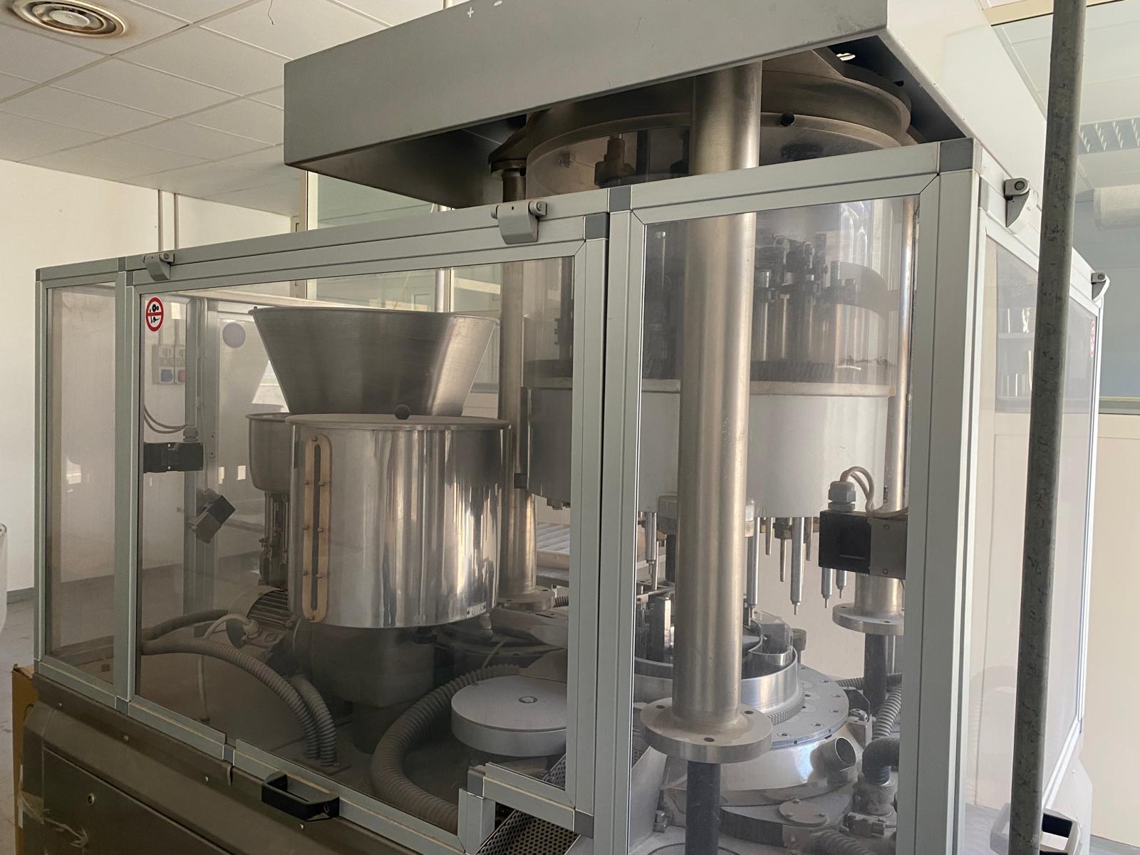 Comprimatrice utilizzata nella produzione interna di integratori in compresse