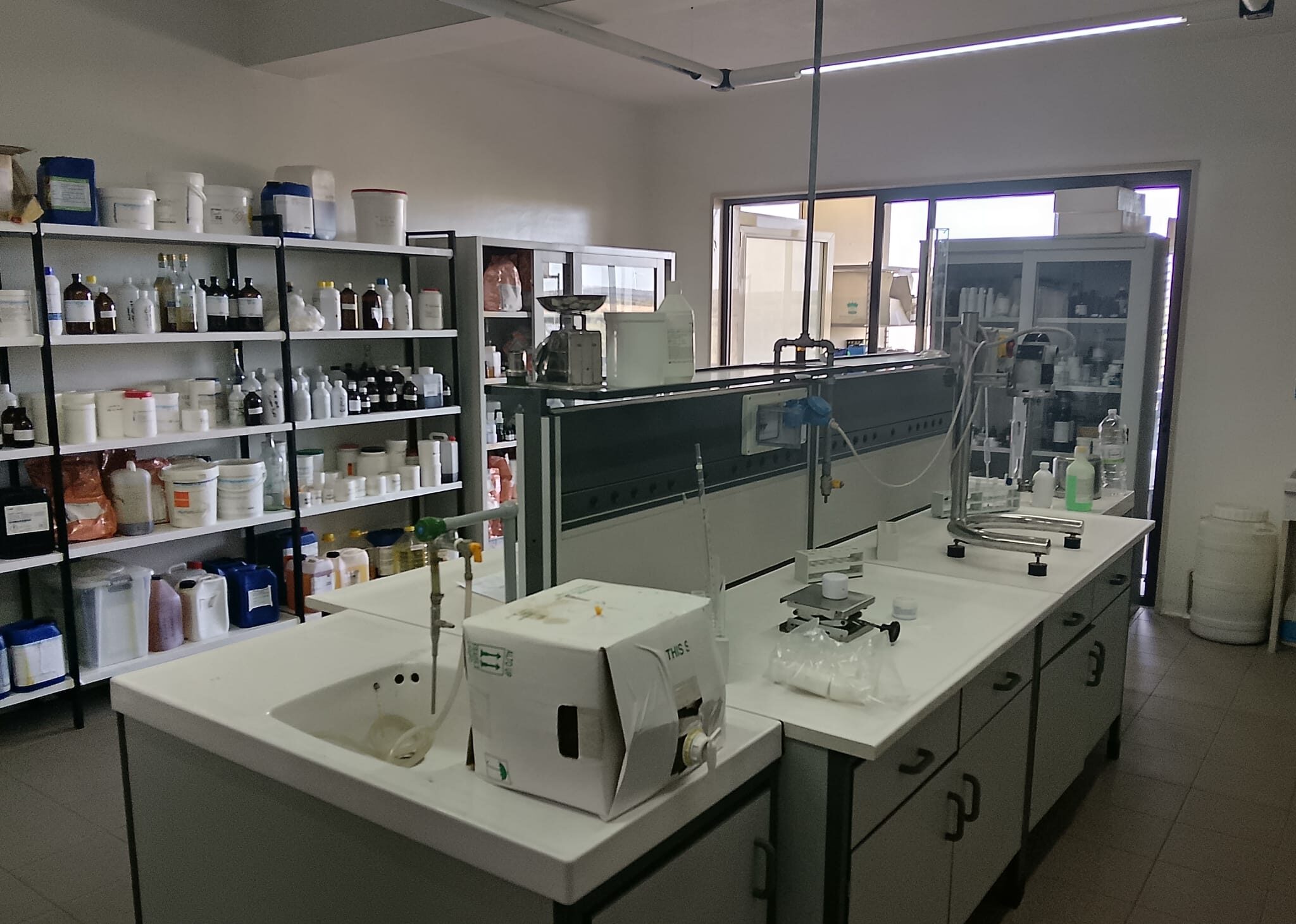 Banchi e strumentazione del laboratorio aziendale