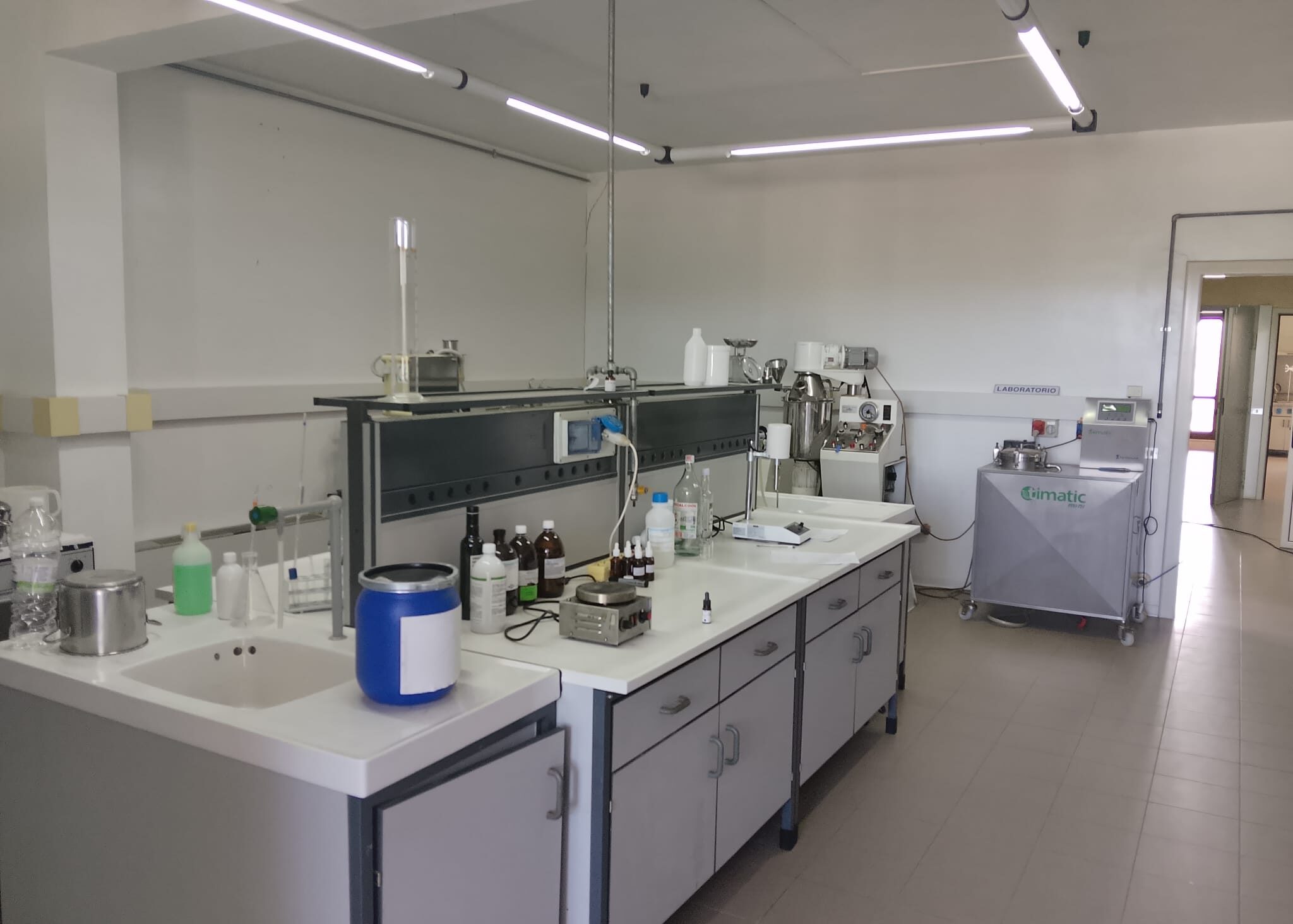 Ambiente di laboratorio aziendale con materiali e postazioni di lavoro