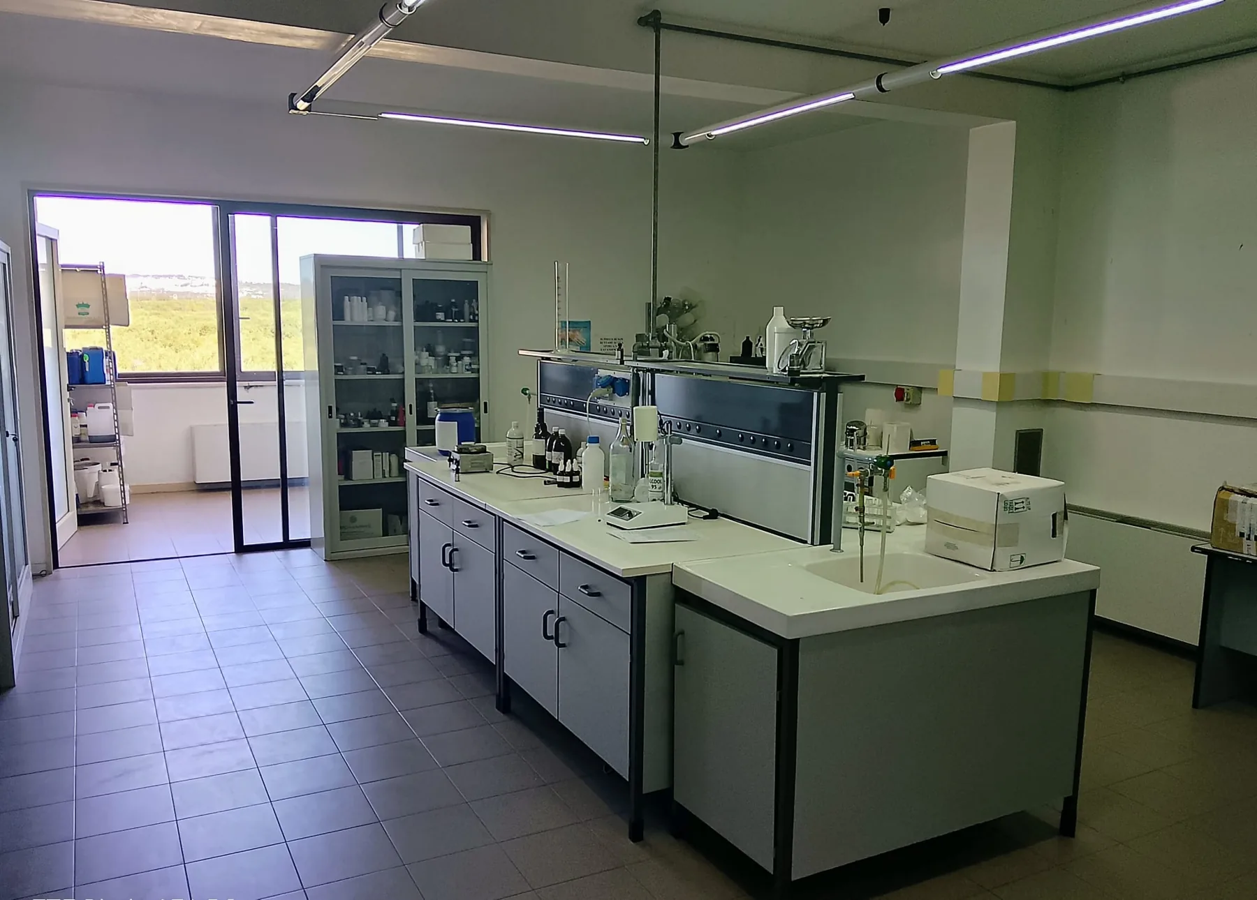 Laboratorio interno di Energia delle Piante con banchi e apparecchiature
